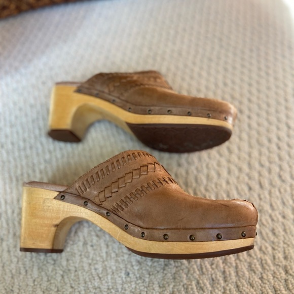 Ugg Clog Tan Upper& Platform Heel - Picture 9 of 9